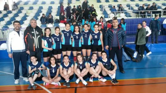 MARDİN OKAY YAŞAR ANADOLU LİSESİ VOLEYBOL KIZLAR TAKIMI YARI FİNALDE