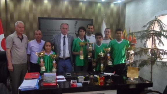 GÜLSER MAHMUT TATLIDEDE ORTAOKULU ŞAMPİYON BASKETÇİLERİ MÜDÜRLÜĞÜMÜZÜ ZİYARET ETTİ.