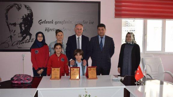 İstiklal Marşını Güzel Okuma Yarışmasında Dereceye Giren Öğrencilere Ödül Verildi.
