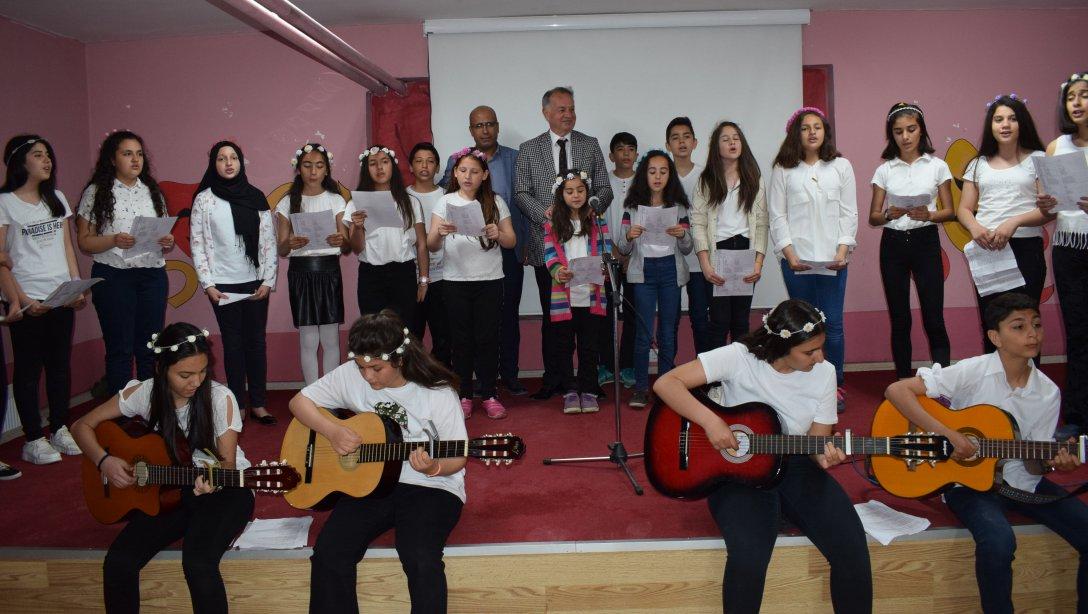 Sayın SÜMER H.Hamdiye Özdemir Ortaokulunun TÜBİTAK Fuarı ve Yıl Sonu Müzik Dinletisine Katıldı