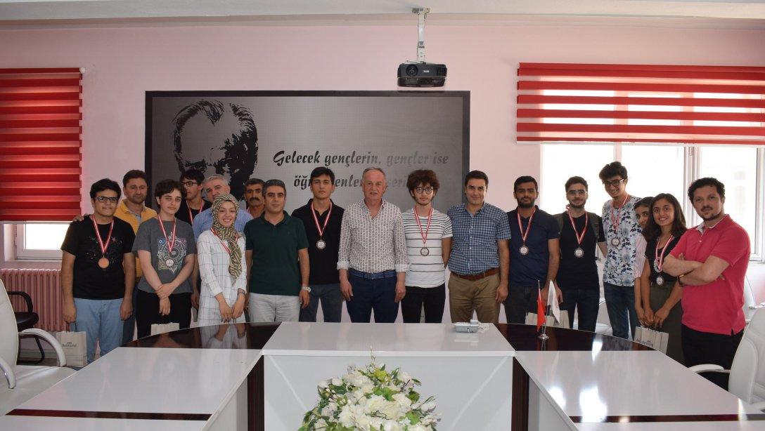 İlçe Milli Eğitim Müdürü Sayın Şehmus SÜMER, 2019 Artuklu YKS Şampiyonlarını Ağırladı.
